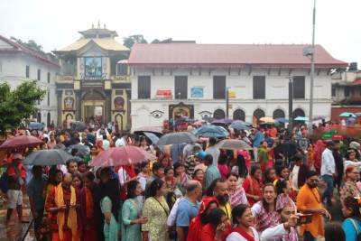  साउनको अन्तिम सोमबार आज देशभरका शिवमन्दिरहरुमा  दर्शनार्थीहरुको घुइँचो(तस्वीरसहित) 